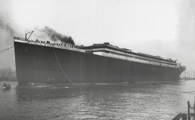 RMS Titanic zu Wasser gelassen: Titanic zum ersten Mal schwimmend, aber ohne Motoren, Kessel, Maschinen und Ausstattungen, 31. Mai 1911 von English Photographer